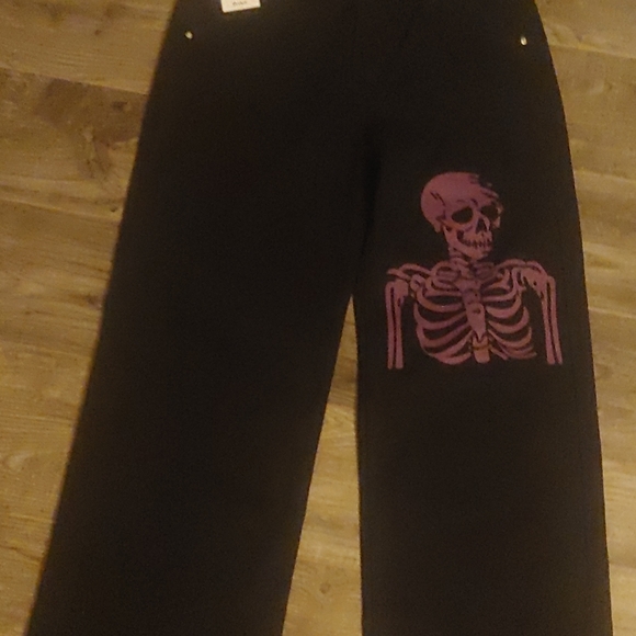 Romwe brand, black and small but fits like a medium - Picture 1 of 3